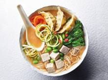 Koken met Itsu: slurpen wordt aangemoedigd bij deze ramen met gyoza ramen van itsu. Het een perfect voorbeeld van comfortfood.  