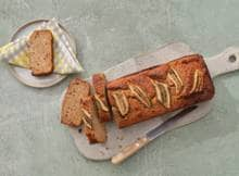 Dit bananenbrood zonder toegevoegde suikers is perfect als ontbijt of als verwennerij bij de koffie. Wedden dat je niet bij één plakje kunt houden?