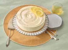 Wat is misschien nog wel lekkerder dan een glas limoncello? Limoncello cheesecake! Met een bodem van cantuccini koekjes en versierd met citroenschijfjes, is deze taart een traktatie die niemand kan weerstaan.