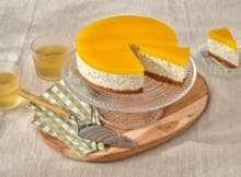 Deze mango cheesecake is fris en zoet dankzij de mangopuree en heeft een knapperige bodem van kandijkoek. Een stukje tropisch paradijs op je bord!