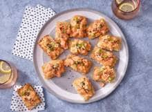 Sushi-liefhebbers opgelet: deze crispy sushi bites met knapperige rijst, pittige zalm, bosui en sesamzaad wil je proberen. It's love at first bite!