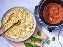 Makkelijk uit de slowcooker: pastasaus! De ingrediënten gaan in de slowcooker en je hebt er geen omkijken meer  naar. 