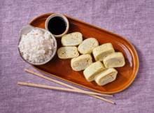 Tamago = ei en yaki = gebakken. Tamagoyaki betekent dus 'gebakken ei' in het Japans. Het flinterdunne ei-rolletje wordt op smaak gebracht met mirin, een beetje suiker, zout en sesamolie. Dit alles bij elkaar zorgt voor gebalanceerde umami smaak.