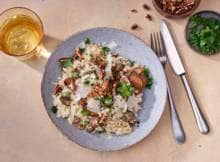 Risotto uit de slowcooker? Jazeker! Doe de risottorijst met bouillon in de slowcooker. Ondertussen bak je de paddenstoelen met verschillende smaakmakers. En terwijl de slowcooker zijn werk doet, hou je mooi tijd over voor jezelf.