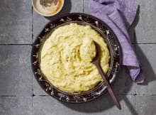 Aardappelpuree + kaas, wat wil een mens nog meer? Dat dachten de Franzen ook en die hebben zijn dan ook vrijgevig geweest in hun traditionele recept voor aligot: met gruyère, volle melk en roomboter.