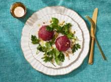 Carpaccio als voorgerecht, maar dan net even anders: een carpaccio-bonbon. Culinair hapje op sterrenniveau, zó gemaakt.