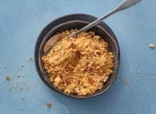 Ga zelf nougatine maken! Ideaal om te gebruiken in taarten, koekjes of als topping op een cake. Plus, met een houdbaarheid van 3 maanden heb je altijd een voorraad paraat voor je zoete trek.
