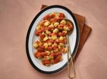 Spaans van origine, maar dan in een vegan jasje. Normaal een hapje om te delen, maar deze vegan patatas bravas zijn zo lekker dat je het voor jezelf wil houden. 