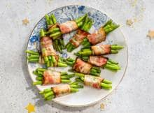 Een echte klassieker: boontjes met spek. In een handomdraai op tafel, want je hebt maar 3 ingrediënten nodig. In 15 min. ben je klaar, dus laat het spektakel maar beginnen.