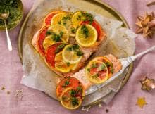 Citroen, sinaasappel en grapefruit, afgetopt met knoflook en peterselie. Deze zalm met citrusvruchten en gremolata barst van de frisheid. Een heerlijk hoofdgerecht voor het (kerst)diner.