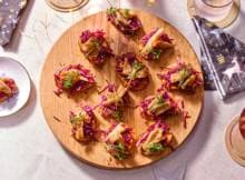 Maak de borrel compleet met dit borrelhapje van zoete-aardappel met rodekooolsalade en vega kipstukjes. Een kleurrijk hapje waar je niet alleen vegans blij mee maakt.
