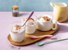 Capuccino maken voor je kind? Babyccino bevat geen koffie en maak je met dit recept. In 5 minuten kan je er al van smullen. Schuim de melk op, stuif cacao eroverheen en klaar. Net echt!