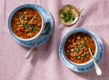 De naam zegt het al: met dit recept zet je een snelle bruinebonensoep op tafel. Je maakt 'm met tomatenblokjes, chilivlokken en een touch van peterselie. En dat in maar 15 minuten. Ideaal, toch?