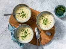 Zin in een ouderwetse mosterdsoep, maar heb je maar een kwartiertje om in de keuken te staan? Geen probleem! Met ui, slagroom en blond bier staat dit lunchgerecht in 15 minuten op tafel. Garneer met peterselie.