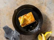 Hoewel saganaki eigenlijk een pan is waarin meerdere gerechten worden bereid, gaan de meeste mensen ervanuit dat je met 'saganaki' gebakken Griekse kaas bedoelt. Wat de bedoeling ook is, voor Grieks (en kaas) zijn we altijd in!
