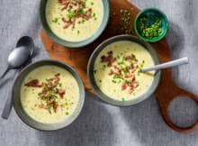 Mosterdsoep met spekjes voor lunch: dat is pas genieten. Maak het met prei, aardappelen en laurier. Lekker met het zoutige van de spekjes en een frisje van bieslook.