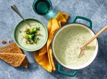 Bloemkool-broccolisoep is voor velen een echte favoriet. Extra smaakvol met tijm en romig door de toevoeging van melk en boter. In 20 min. maak je 'm klaar en pruttelen maar. Serveer met geroosterd brood.