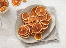 Gedroogde sinaasappelschijfjes geven je maaltijd of cocktail een feestelijke touch. Je maakt ze in 5 min. klaar, daarna is het een kwestie van geduld. De oven doet de rest van het werk.