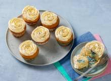 Beschuit met muisjes, maar dan anders! In dit recept doe je de gekleurde muisjes namelijk in een cupcake. Ideaal voor een gender reveal party. Geef de cupcakes een dakje van botercrème, top af met discodip en het feest kan beginnen.