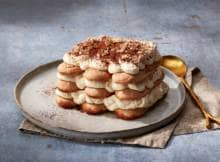 Pistokeddos zijn dolci uit Sardinië. Hun versie van lange vingers lenen zich perfect voor tiramisu. En tiramisu leent zich weer perfect voor de afsluiter van een feestelijk diner.