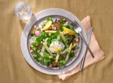 Een ketoproof salade van asperges en gestoofde sjalot, met daarop een gepocheerd eitje. Top af met een zelfgemaakte botersaus en bestrooi met hazelnoten en peterselie. Klinkt goed, toch? Goed nieuws: zo smaakt het ook!