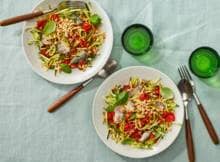 Courgettespaghetti maak je met tomaten-basilicumsaus en sardines. Ketoproof en na 15 min. bereiden maakt de oven het voor je af. Met de kick van chilivlokken is dit recept éxtra smaakvol.