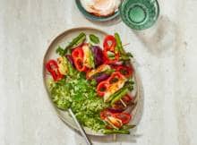Deze spiesjes maak je van gegrilde groente en halloumi. Serveer met een harissamayo en een kruiden-broccolisalade en tada: een ketoproof maaltijd! Na 30 min. kan je al aan tafel.