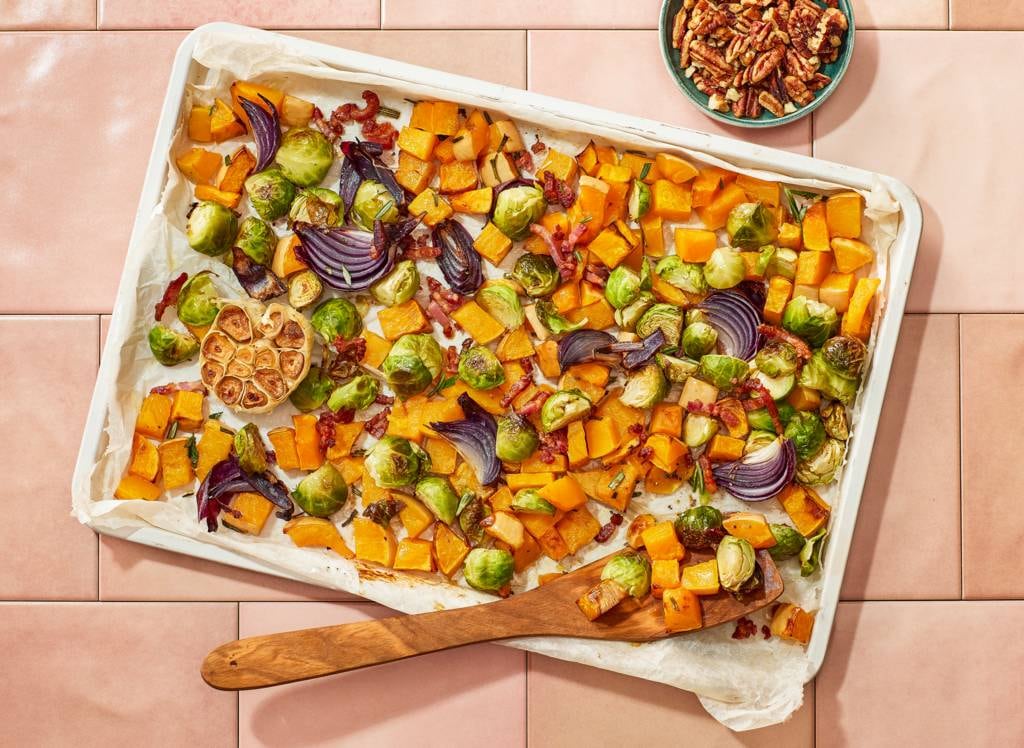 Traybake Met Pompoen Spruitjes Spekjes En Gepofte Knoflook Recept Allerhande Albert Heijn