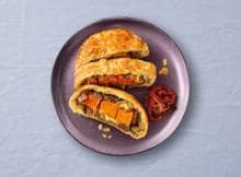 Een twist op de klassieke beef wellington: pompoen wellington! In een handomdraai gemaakt dankzij het verspakket waar (bijna) alles wat je nodig hebt er al in zit.