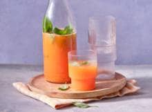 Easy peasy lemon squeezy! Dit makkelijke sapje maak je met maar 3 smaakvolle ingrediënten. Geen fan van grapefruit? Vervang deze dan door bloedsinaasappels!