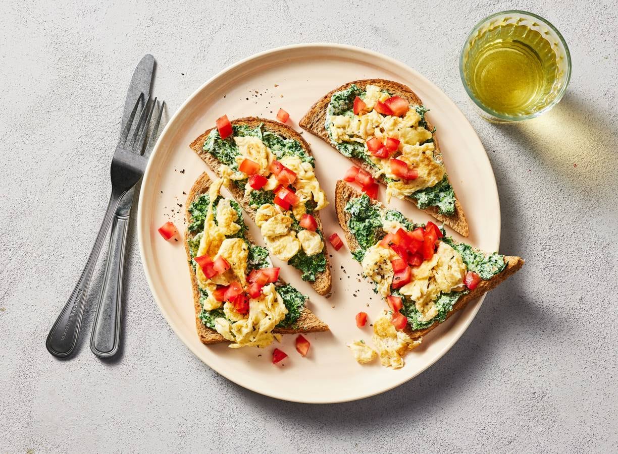 Roerei Met Spinazie En Tomaat Op Brood Recept Allerhande Albert Heijn