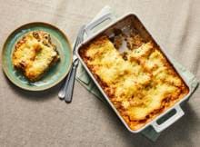 Deze lasagne met spinazie is superromig door de saus met gehakt, tomaat, zuivelspread en kaas. Lekker met een knapperig kaaslaagje bovenop!