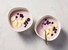 Mooi roze is niet lelijk! Dat bewijst deze smakelijke smoothiebowl met banaan, blauwe bessen, yoghurt en volkorenhavermout. Een gezonde, kleurrijke start van je dag. Lekker!