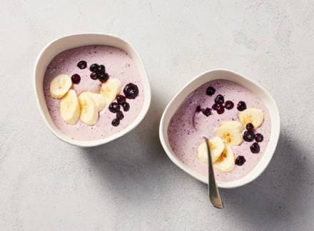 Smoothiebowl Met Banaan En Blauwe Bessen Recept Allerhande Albert Heijn