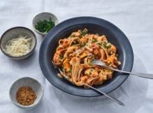 Deze tagliatelle heeft een lekker pittige saus met 'nduja, een Italiaanse gedroogde, smeerbare worst met zongedroogde rode pepers. Lekker met geroosterde bloemkool en pijnboompittenkruim.