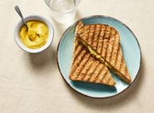 Een tosti voor de lunch is toch eigenlijk gewoon altijd een goed idee? Maak 'm extra lekker met mosterd en augurk. Tip: door geraspte kaas te gebruiken smelt de kaas extra snel. Handig!