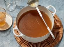 Bone broth, of bottenbouillon, is een populair gezondheidsdrankje. Je kan de bouillon tot 12 uur laten trekken om de meeste collageen uit de botten te trekken. Vries de bouillon in om er langer van te kunnen genieten.