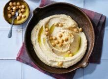 Een kwartiertje tijd. Meer heb je niet nodig voor deze, zelfgemaakte hummus dankzij kikkererwten uit blik