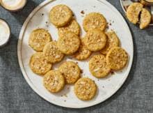 Geniet van zelfgebakken koekjes, maar dan met minder koolhydraten! Dit recept maakt 16 heerlijke amandel-kokoskoekjes voor tussendoor of bij de thee.