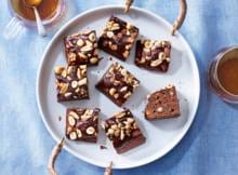 Combineer je extra eiwitten met een lekker gebakje. Deze proteïne brownies serveer je straks het liefst aan al je gasten.