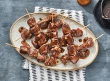 Brochette betekent in het Frans 'pen om vlees aan te roosteren', en dat is precies wat we met deze ossenhaasbrochettes gedaan hebben. Lekker met knoflookolie en een zelfgemaakte pepersaus. 