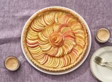 Appeltaart op z'n Frans: tarte aux pommes. Met amandelmeel, abrikozenjam en een vleugje Grand Marnier flans jij deze appeltaart zo in elkaar!