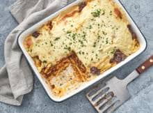 Pastitsio - ook wel Griekse lasagne genoemd - bestaat uit een laag holle pasta met feta, een kruidige gehaktsaus met een vleugje kaneel en een dikke, romige laag bechamelsaus die een lekker knapperig laagje vormt in de oven. Het ultieme comfortfood!