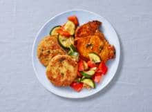 Zelf aardappelburgers maken? Dat doe je met dit verspakket! Serveer met gebakken courgette, paprika en ribkarbonaden. 