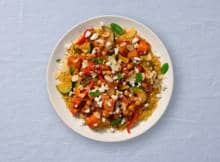 Met een heerlijke kruidenmix, groenten en tomatensaus maak je in een handomdraai een tajine met couscous. En dat vind je in dit verspakket!