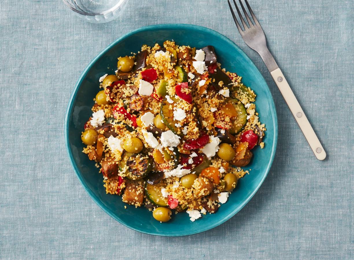 Couscous met gegrilde groenten, witte kaas en citroenolijven recept