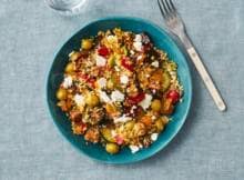 Makkelijk, vriendelijk voor de portemonnee en lekker veel groente: deze couscous kan het allemaal! Je hoeft maar 5 ingrediënten in huis te halen (+ wat olie uit je voorraadkast) en je draait 'm in 10 minuten in elkaar.