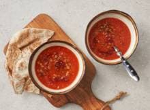 Groenterijk en snel klaar: met deze tomatensoep heb je in één klap bijna je hele dagelijkse aanbevolen hoeveelheid groente binnen. Handig! We vullen de soep met 'Italiaanse' roerbakgroente en linzen. De platbroden kun je lekker dippen.