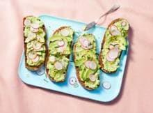 Een geroosterd broodje wordt bijzonder lekker wanneer je ’m belegt met deze zelfgemaakte, romige tuinerwtenspread. Avocado erop en je kunt er weer tegenaan. Oh ja, het is ook nog eens plantaardig!