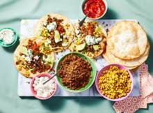 Altijd leuk: je eigen tostada beleggen met allerlei lekkers dat in bakjes op tafel staat. Fijn gekruid plantaardig gehakt, sla, feta, een frisse spread: wat kies jij?